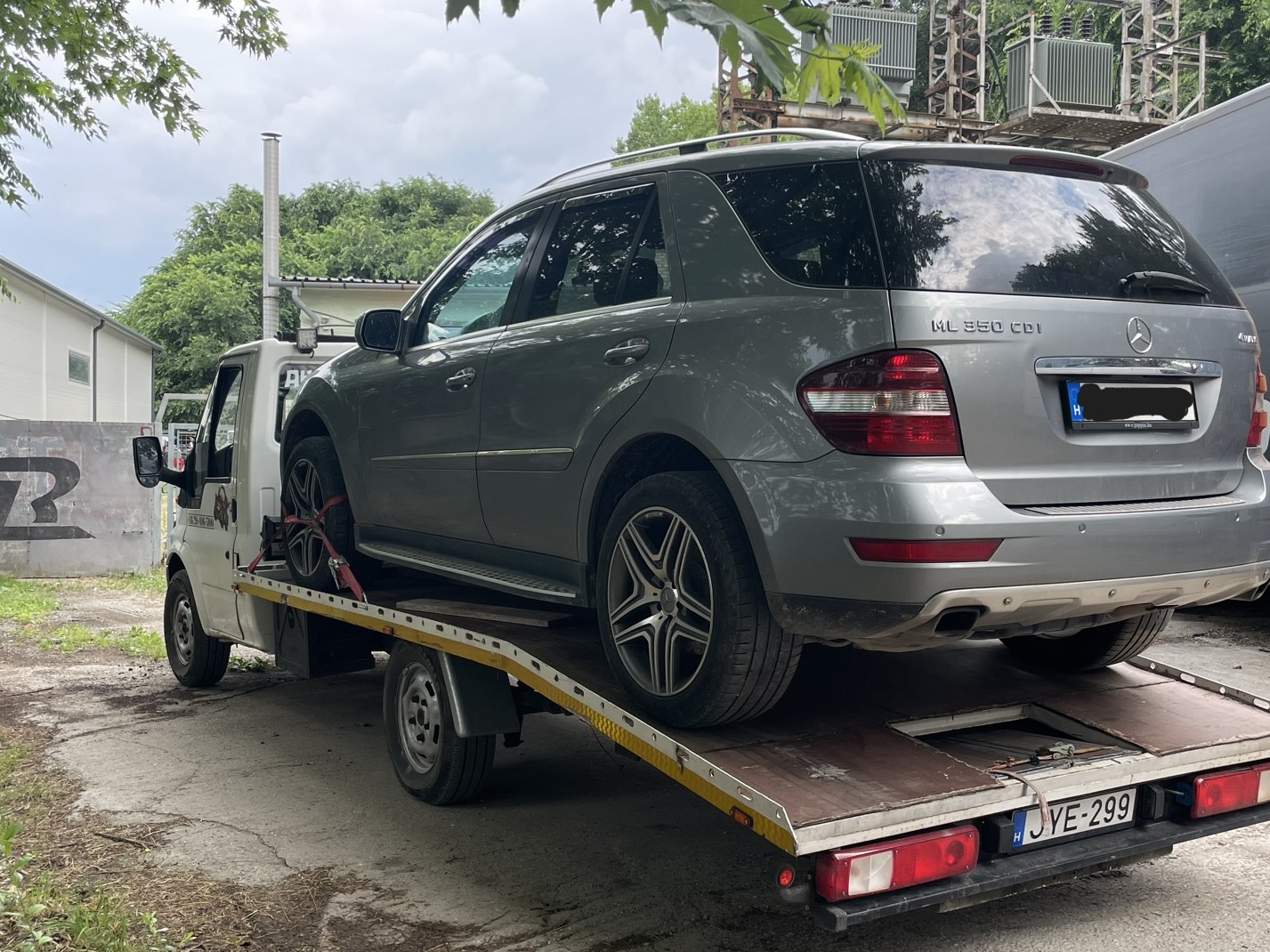 Non-stop autómentő és autószállító tréler